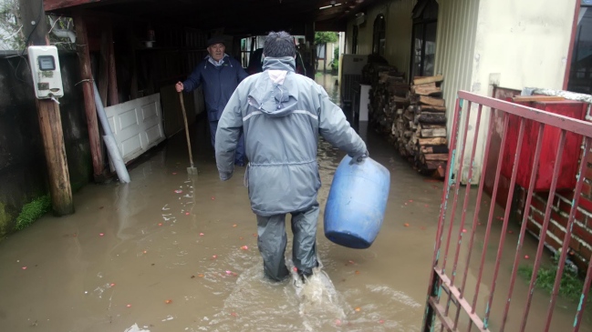 Vecinos de Buin denunciaron que llevan 10 días con sus casas inundadas