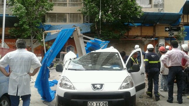 Andamio cayó desde edificio en construcción en Santiago