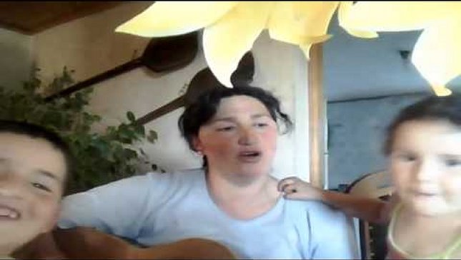 La mujer que le canta a la tía Paty y la tía Lela: 