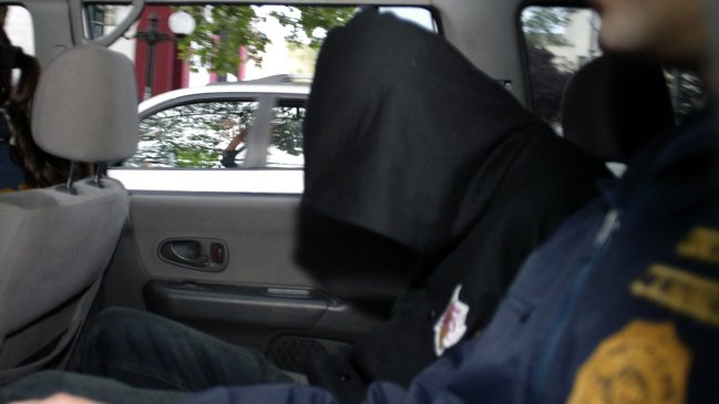 Profesor y joven fueron detenidos por almacenar y distribuir pornografía infantil