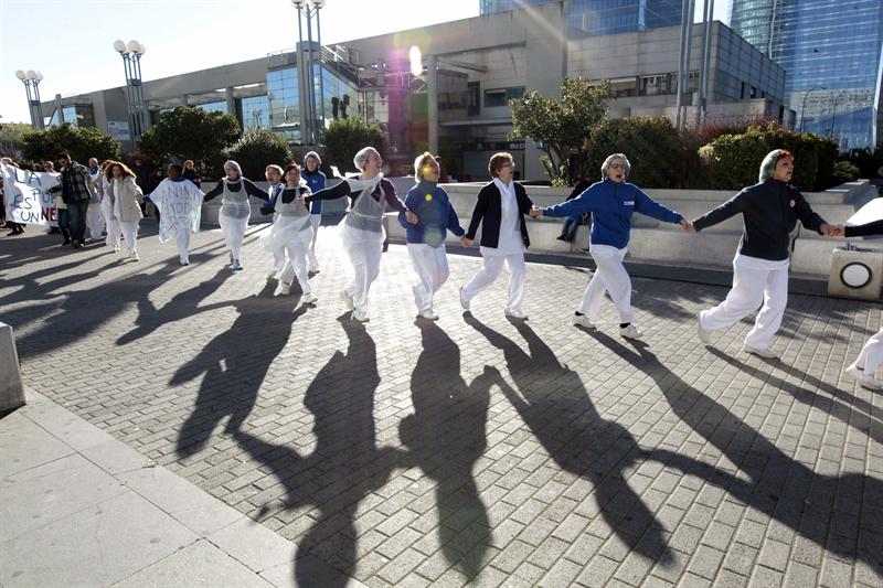 Madrileños protestaron contra privatización de Salud abrazando hospitales