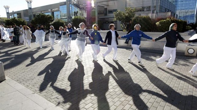 Madrileños protestaron contra privatización de Salud abrazando hospitales