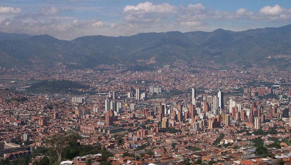 Colombia: Hombre vive hace 22 años en una alcantarilla