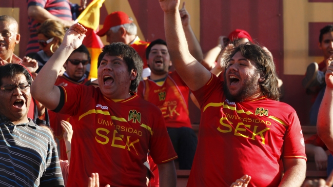 Carabineros desalojó hinchas de U. Española en Santa Laura