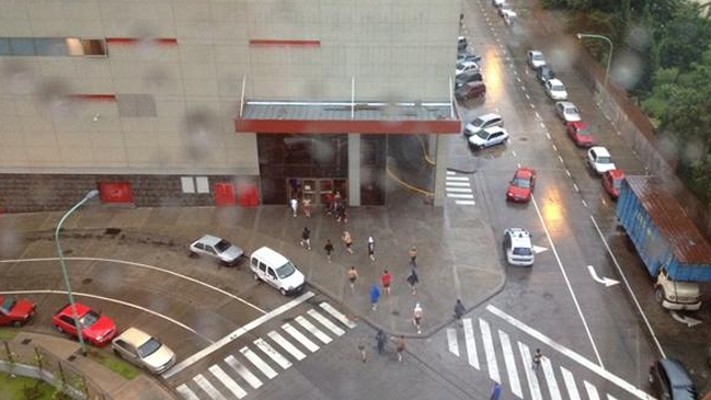 Vecinos arremetieron contra mall bonaerense tras inundación