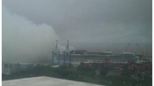 Incendio afectó a container de químicos en Puerto Madero