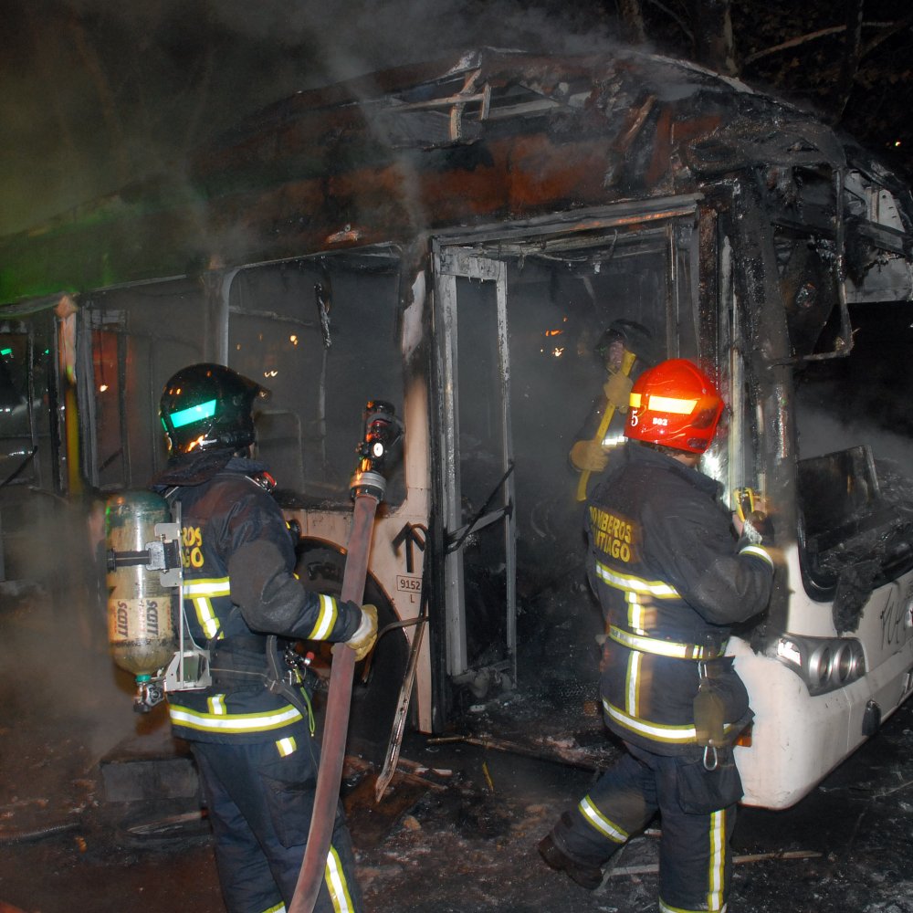 Sujetos quemaron bus del Transantiago para protestar por la muerte de los 81 reos de San Miguel