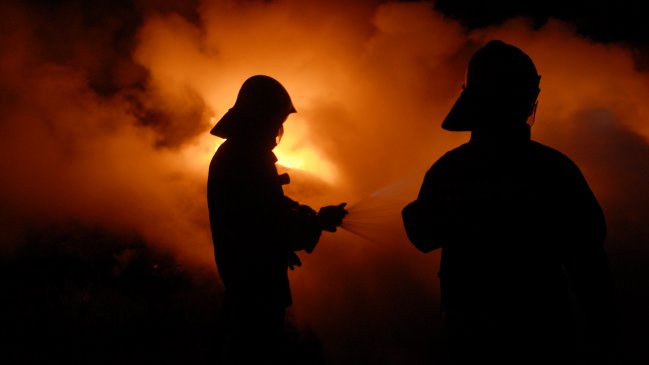 Tres personas mueren en incendio en Valparaíso
