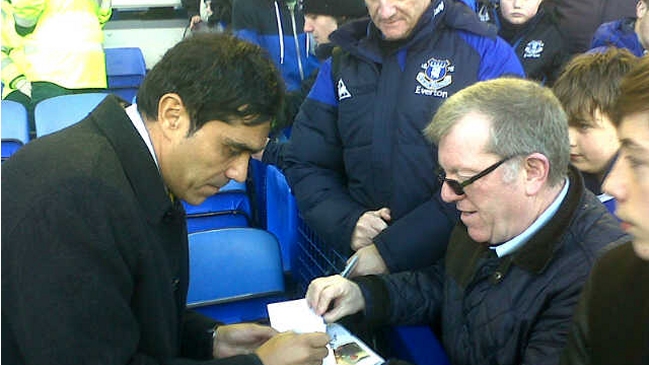 Ex presidente de Everton fue homenajeado en Inglaterra