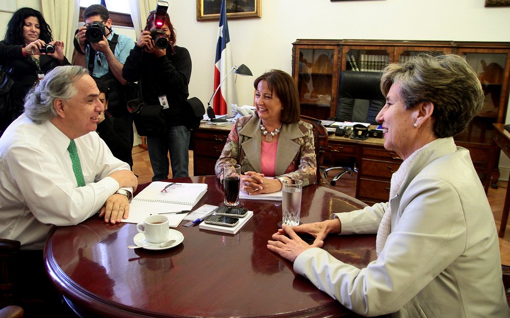 Senadoras presentaron proyecto para dar voto a chilenos en el exterior