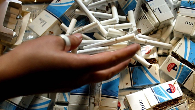 Cambios a Ley del tabaco prohibirán fumar en espacios abiertos si hay mucha gente y menores
