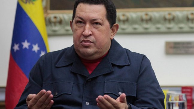Chávez está siendo operado 