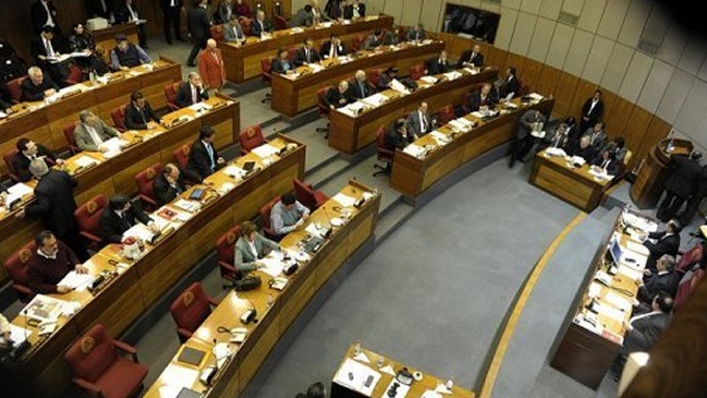 Polémica en Paraguay por ley que exige llamar 