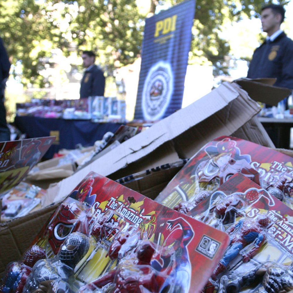 PDI incautó más de 1.400 juguetes falsificados en locales del centro de Santiago