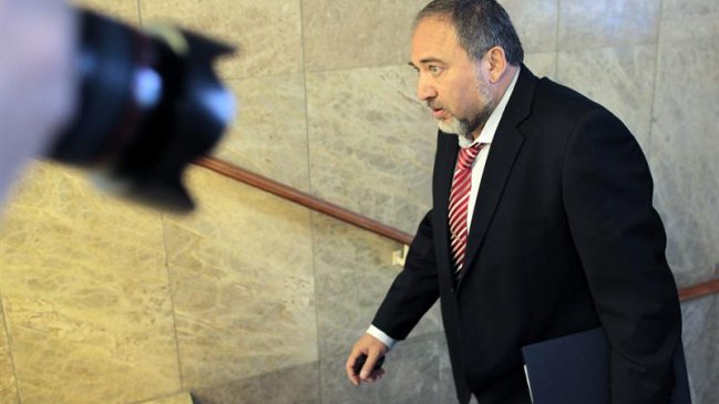 Ministro israelí renunció tras ser inculpado por fraude