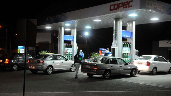 Sernac: 38 por ciento de las bencineras de Santiago no bajaron sus precios