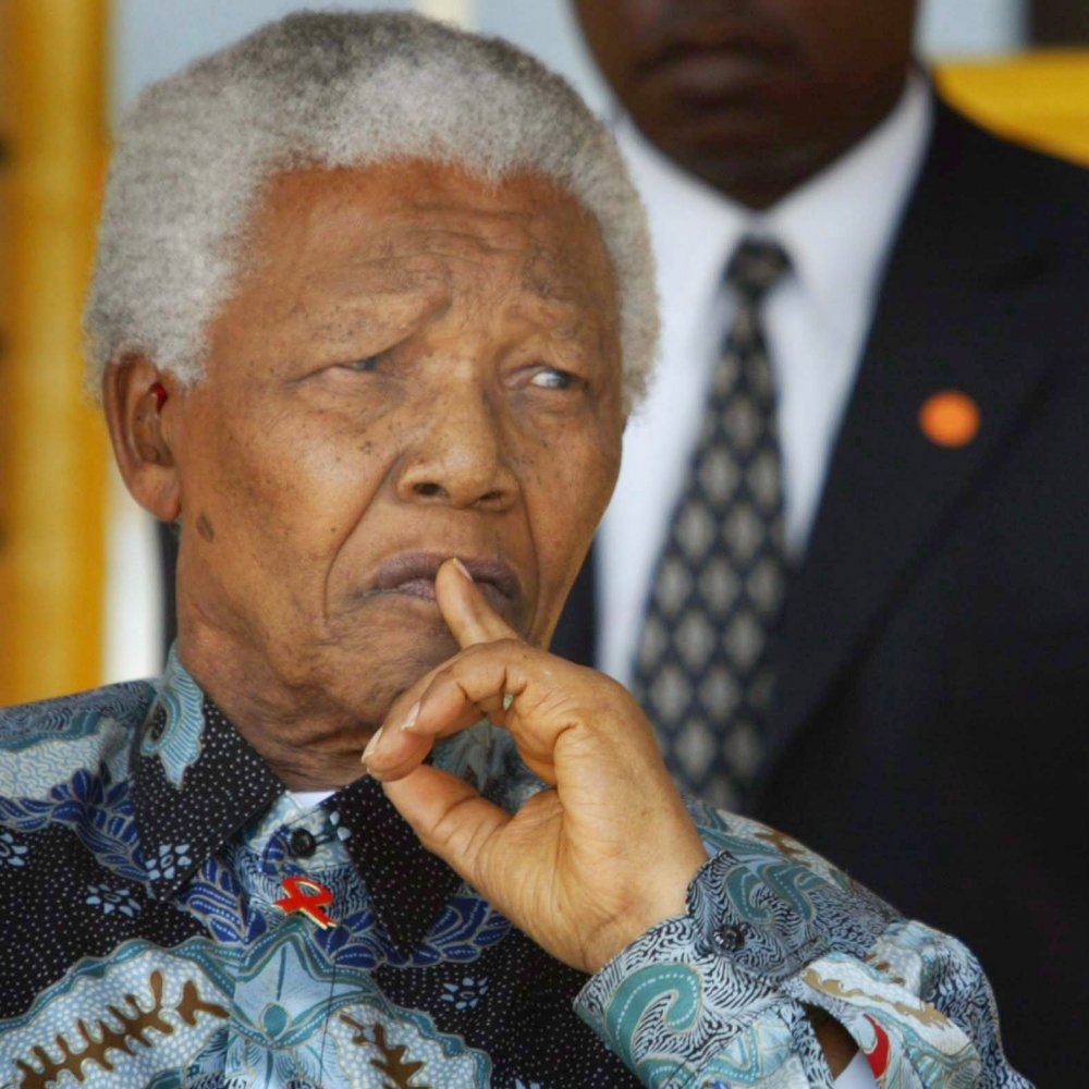 Mandela se recupera de una operación para la extracción de cálculos