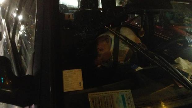 Conductor ebrio chocó dos vehículos y después se quedó dormido al volante