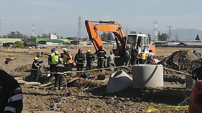Un trabajador muerto y dos bomberos heridos dejó derrumbe en Maipú