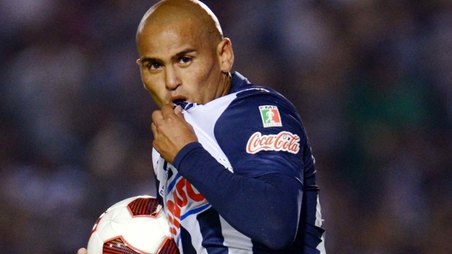 Racing reactivó su interés por el chileno Humberto Suazo