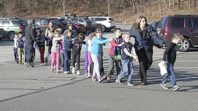 Autor de tiroteo en Connecticut disparó cuatro veces a su madre mientras ella dormía