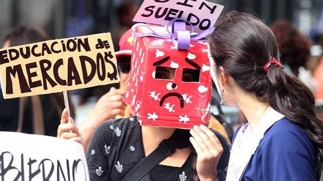 Profesores ocupan dependencias del Mineduc