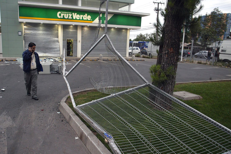 Dos robos de cajeros afectaron a farmacia y servicentro