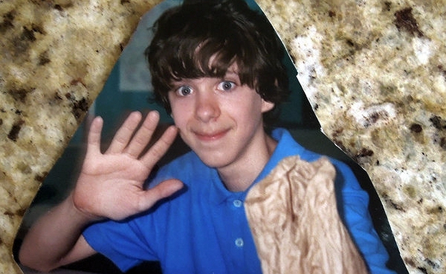 Madre de autor de matanza en EE.UU. lo dejó solo por dos días, según medios