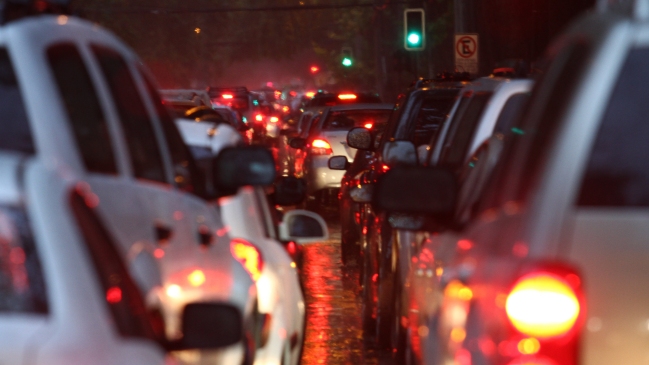 Santiago vivió una jornada de caos vial en medio de la lluvia
