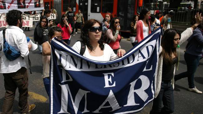 Alumnos de la Universidad del Mar protestan en La Moneda