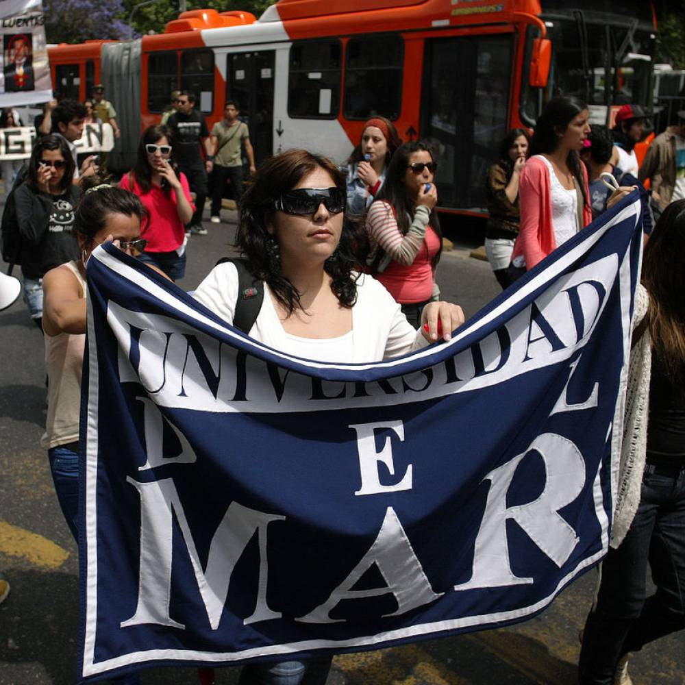Alumnos de la Universidad del Mar protestan en La Moneda