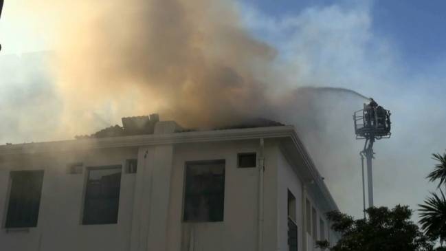 Cientos de egipcios y turistas escaparon de incendio en hotel del mar Rojo