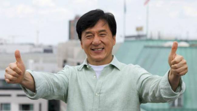 Policía de Hong Kong investiga a Jackie Chan por presunto uso de armas