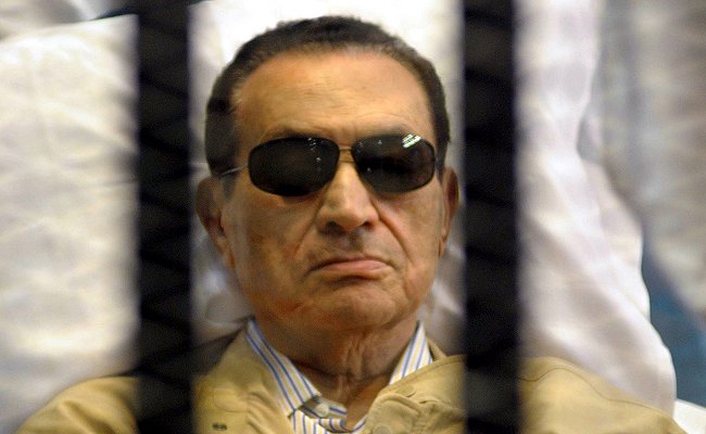 Mubarak se cayó en el baño de la cárcel y se rompió tres costillas