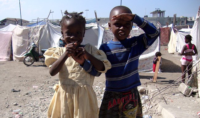 Más de 360 mil haitianos viven en campamentos a tres años del terremoto