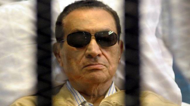 Mubarak se cayó en el baño de la cárcel y se rompió tres costillas