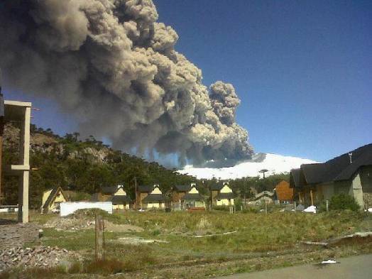 Onemi decretó alerta roja para Alto Biobío tras aumento de actividad del volcán Copahue