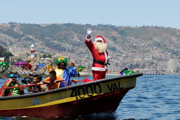 Pescadores de la Caleta Portales celebran, como es tradición la Navidad, paseando junto al Viejo Pascuero por el puerto de Valparaíso en una lancha de pesca artesanal.