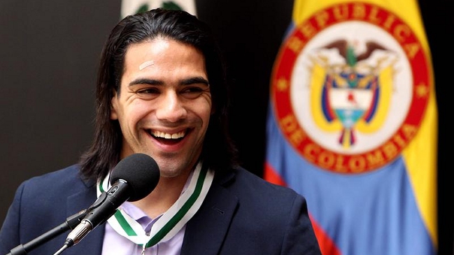 Radamel Falcao recibió la medalla del mérito ciudadano de la Policía Colombiana