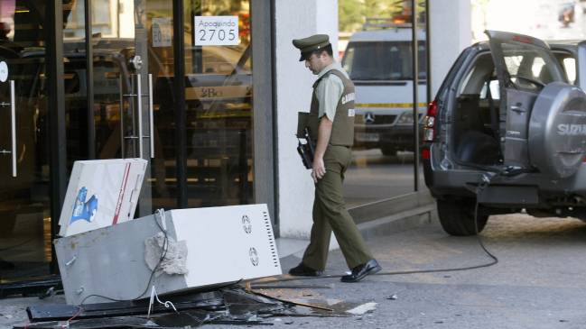 Delincuentes perpetraron millonario robo a dos cajeros automáticos en Pudahuel