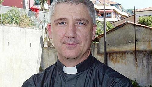 Sacerdote que desató polémica por dichos de violencia machista desmintió su renuncia