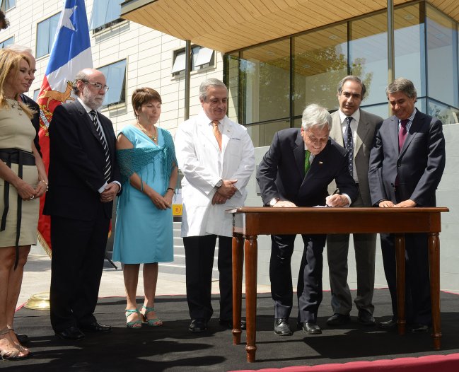 Presidente firmó decreto que obliga a las farmacias a tener medicamentos bioequivalentes