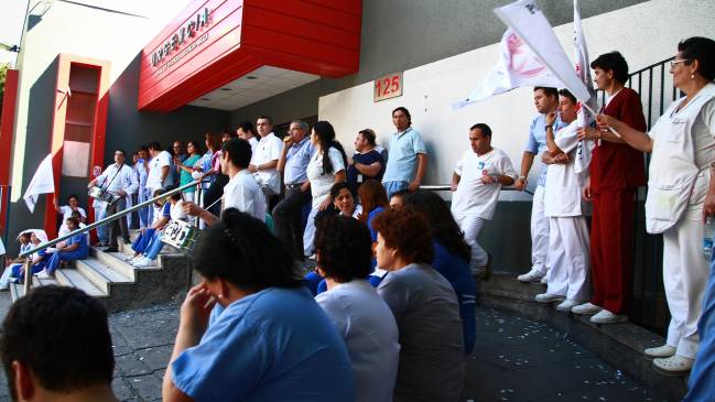 Pacientes enfrentan hasta ocho horas de espera por paro en ex Posta Central