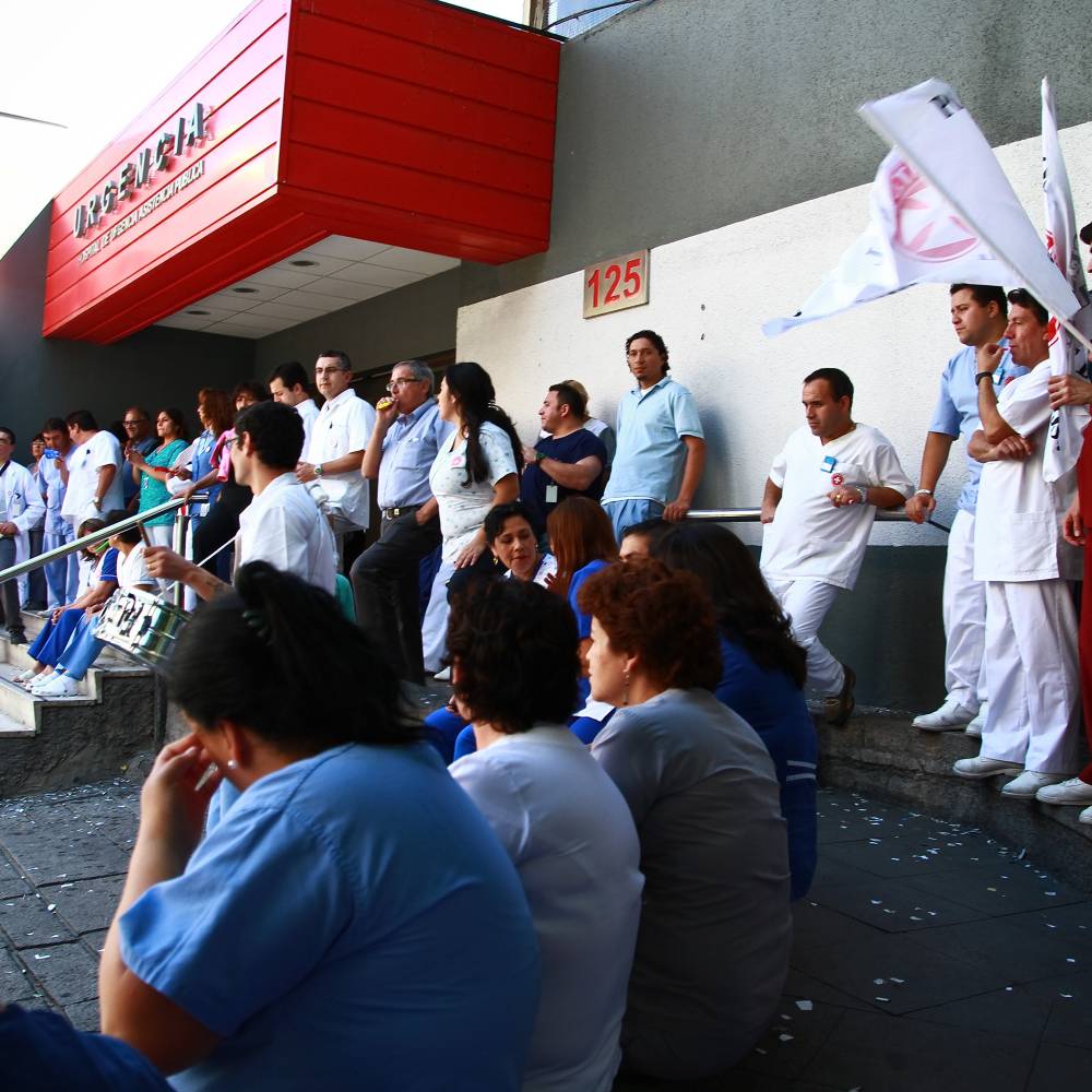 Pacientes enfrentan hasta ocho horas de espera por paro en ex Posta Central