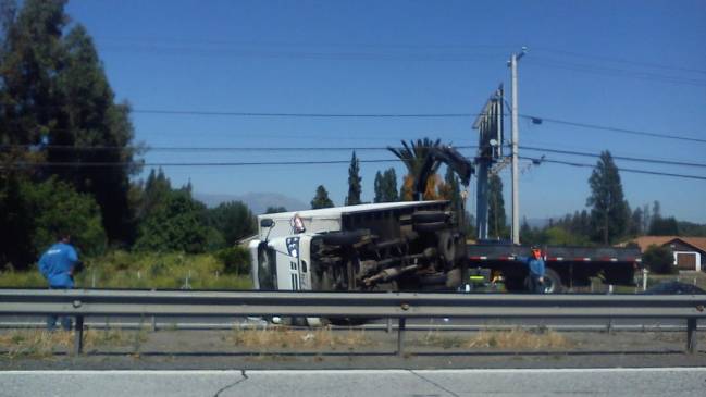 Camión volcado provoca gran congestión en la Ruta 5 Sur