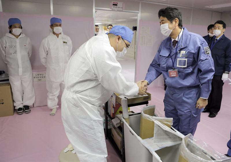 Primer ministro japonés visita Fukushima y reabre debate sobre energía nuclear