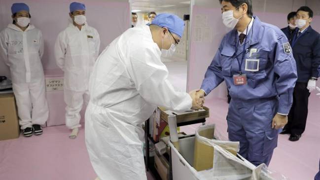 Primer ministro japonés visita Fukushima y reabre debate sobre energía nuclear