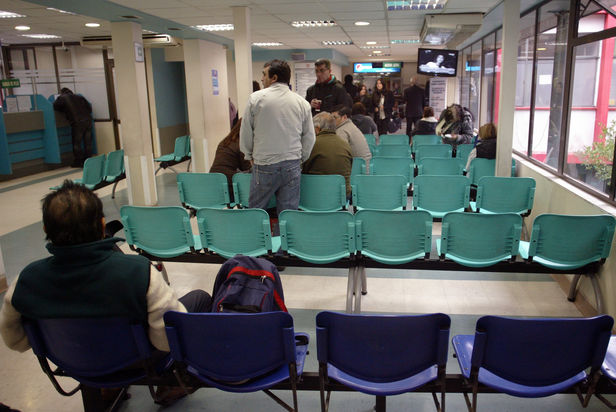 Continúa grave mujer peruana internada con posible meningitis W-135