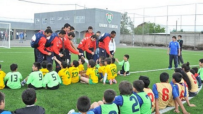 Selección chilena sub 20 sorprendió con una visita a niños deportistas de Temuco