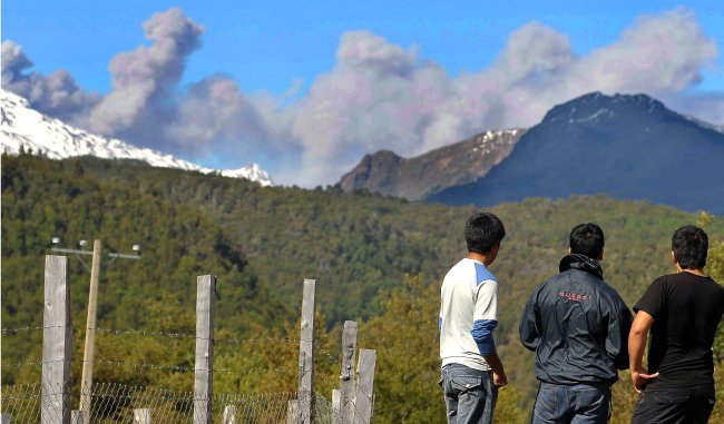 Argentina bajó nivel de alerta por erupción del volcán Copahue